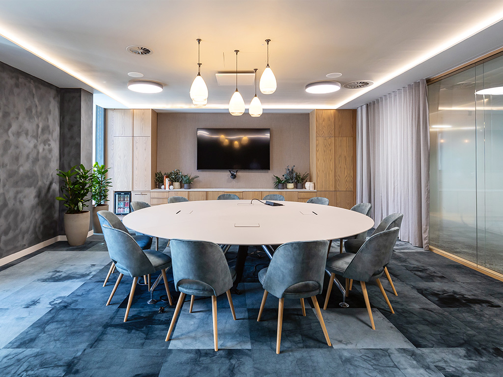 Osborne Clarke meeting room with round table, chairs and natural lighte1
